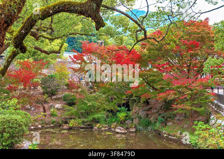 L'automne montre ses couleurs dans les arbres autour de l'étang du Dazaifu Tenmangu, Fukuoka, Kyushu, Japon Banque D'Images