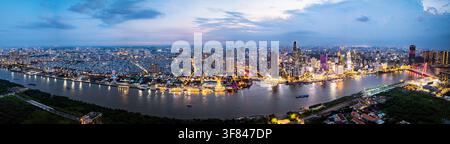 Vue panoramique du front de mer de Saïgon et des gratte-ciel de Ho Chi Minh Ville aux heures du crépuscule Banque D'Images