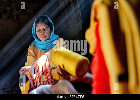 Les femmes fabriquent des tissus artisanaux au Vietnam en utilisant des méthodes et des outils traditionnels Banque D'Images