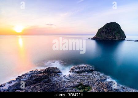 Lever de soleil sur la mer bleue avec formation rocheuse à Tuy An, province de Phu Yen, Vietnam Banque D'Images