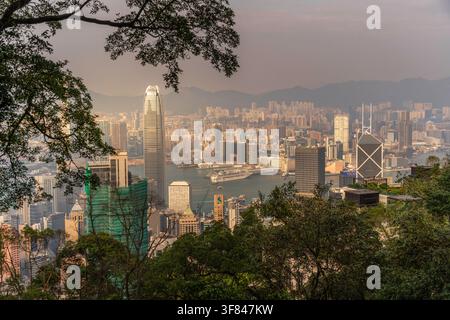 Vue du paysage urbain depuis le Victoria Peak montrant Hong Kong et la péninsule de Kowloon au coucher du soleil sur l'île de Hong Kong Banque D'Images