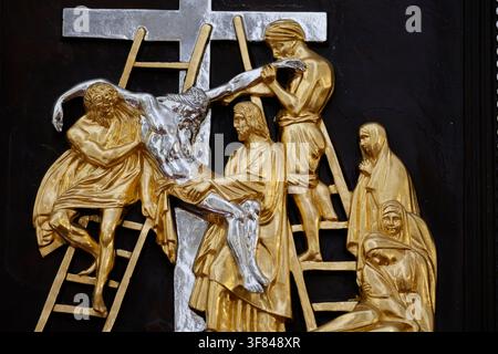Jésus est descendu de la croix à la Station 13 de la cathédrale de My Tho lors de la procession du Chemin de Croix au Vietnam Banque D'Images