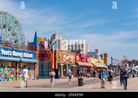 Coney Island, New York, NY, US-14 avril 2026 : parc d'attractions nostalgique emblématique de Coney Island. Banque D'Images