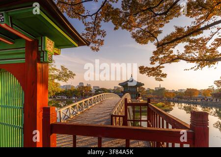 Vue du pavillon Hyangwonjeong près de l’étang au coucher du soleil en automne au palais Gyeongbokgung à Séoul, Corée du Sud Banque D'Images