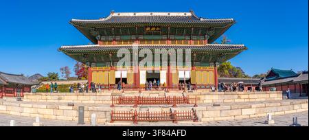 Vue du palais de Changdeokgung par une journée ensoleillée dans le quartier de Jongno, Séoul, Corée du Sud Banque D'Images