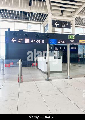 Fiumicino, Italie – 19 juin 2026 : Zone de gate d’embarquement vide à l’intérieur d’un aéroport européen contemporain avec panneaux visibles et agencement spacieux pour les voyageurs Banque D'Images