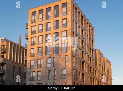 Le conseil de Brent redéveloppe South Kilburn avec de nouvelles maisons, encadrées par le clocher historique de l'église St. Augustine, afin de moderniser le logement de la zone. Banque D'Images