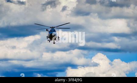 Hélicoptère militaire lituanien Eurocopter AS365 N3 Dauphin en vol pour une opération de sauvetage, technologie avancée d'hélicoptère et OTAN Banque D'Images