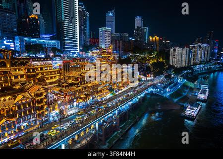 Chongqing, Chine – 19 juillet 2026 : complexe de bâtiments sur pilotis Hongyadong illuminé la nuit, skyline de Chongqing, Chine. Banque D'Images