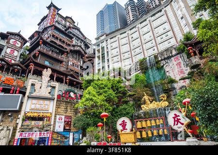 Chongqing, Chine – 19 juillet 2026 : complexe de bâtiments sur pilotis Hongyadong et skyline de Chongqing en journée, vue aérienne, Chine. Banque D'Images