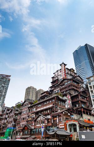 Chongqing, Chine – 19 juillet 2026 : complexe de bâtiments sur pilotis Hongyadong et skyline de Chongqing en journée, vue aérienne, Chine. Banque D'Images