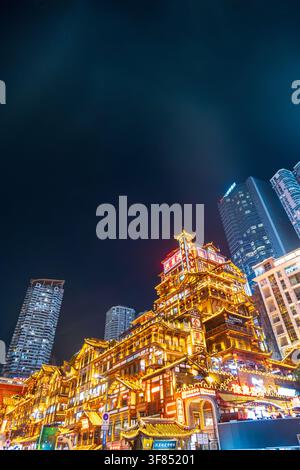 Chongqing, Chine – 19 juillet 2026 : complexe de bâtiments sur pilotis Hongyadong illuminé la nuit, skyline de Chongqing, Chine. Banque D'Images