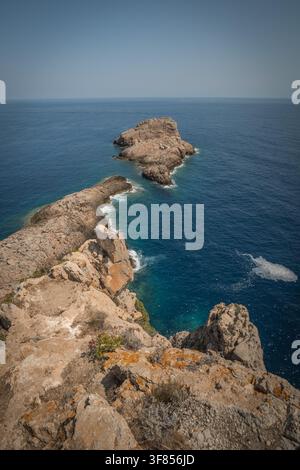 Côte rocheuse avec des eaux turquoise et un ciel clair à Ibiza Banque D'Images