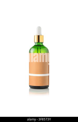 Bouteille goutteuse en verre vert avec étiquette vierge isolée sur fond blanc. Banque D'Images