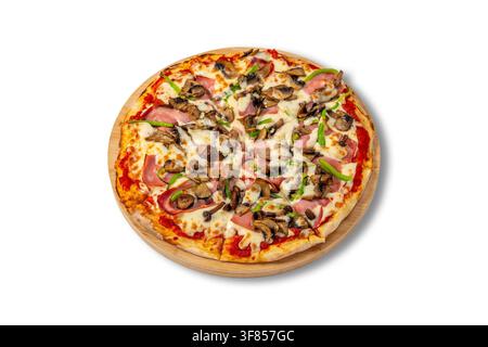 Pizza spéciale avec jambon, champignons, fromage de mozzarella et poivron vert sur planche en bois Banque D'Images