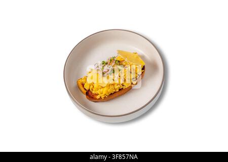 Œufs brouillés sur toast avec copeaux de parmesan et micro-verts dans un bol Banque D'Images