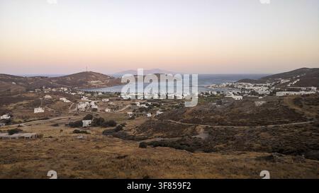 Vue panoramique surélevée sur la baie de Livadi et le port depuis une terrasse de restaurant sur l'île de Serifos, Cyclades, Grèce. Banque D'Images