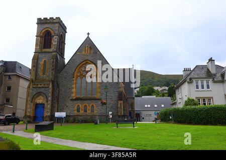 Vue frontale de l'église paroissiale Duncansburgh MacIntosh sur The Parade à Fort William, Écosse, montrant son architecture de style néo-gothique, sa façade en pierre et Banque D'Images