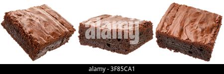 Délicieux morceaux de brownie au chocolat isolés sur blanc, posés Banque D'Images