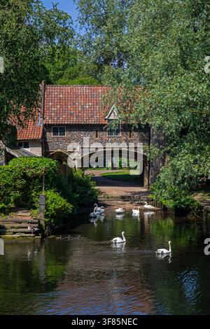 Vue pittoresque de Pull's Ferry – la porte d'eau historique en silex du XVe siècle sur la rive de la rivière Wensum à Norwich, Norfolk, Royaume-Uni. Banque D'Images