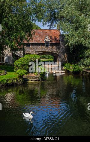 Vue pittoresque de Pull's Ferry – la porte d'eau historique en silex du XVe siècle sur la rive de la rivière Wensum à Norwich, Norfolk, Royaume-Uni. Banque D'Images