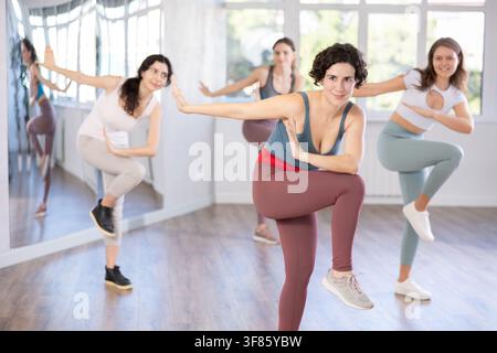 Les jeunes danseuses élancées dansent de manière moderne Banque D'Images