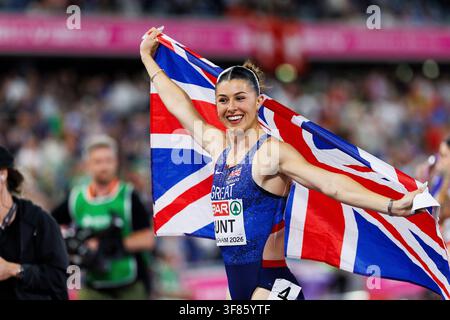 BIRMINGHAM, GRANDE-BRETAGNE - 10 AOÛT 2026 : Amy HUNT (GBR / Grande-Bretagne) célèbre son or sur 100m avec le drapeau Union Jack lors des Championnats d'Europe d'athlétisme au Alexander Stadium le 10 août 2026 à Birmingham, Grande-Bretagne. Crédit : BEAUTIFUL SPORTS Pressphoto Agency/Alamy Live News Banque D'Images