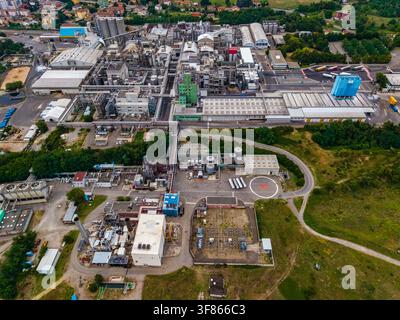 Vue aérienne de l'usine de mouture humide de maïs Roquette Italia présentant des bâtiments industriels, des silos de stockage et des installations de traitement à Serravalle Scriv Banque D'Images