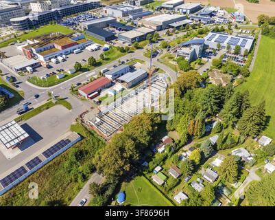 Vue aérienne d'un grand chantier de construction avec grue et parc industriel en arrière-plan, Parkhaus Bau, Calw, Allemagne Banque D'Images