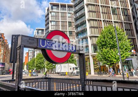 Entrée de la station de métro Knightsbridge et rondelle du métro de Londres sur Brompton Road, Londres, Angleterre. Banque D'Images