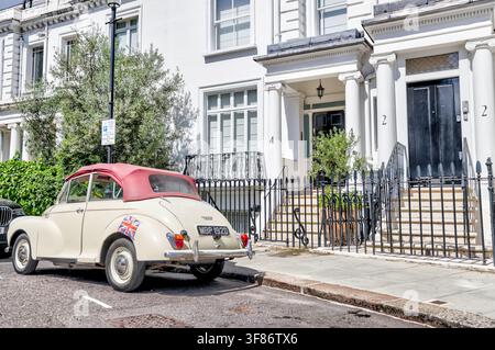 Fiat 500 vintage garé devant des maisons de ville élégantes d'époque à Knightsbridge, Londres, Angleterre. Banque D'Images