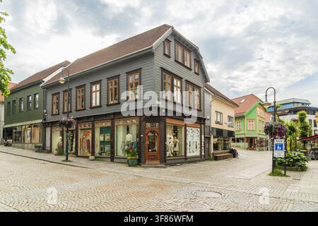 Vue des bâtiments traditionnels en bois colorés bordant une rue pavée dans le centre historique de Stavanger, Rogaland, Norvège. Banque D'Images