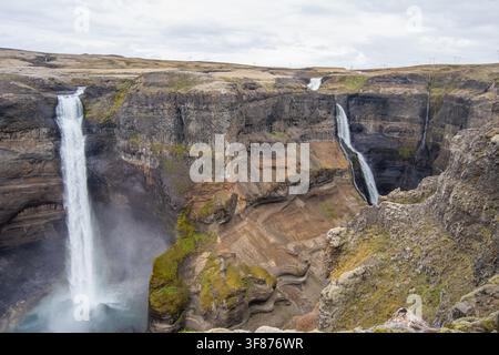 Vue imprenable sur la cascade de Haifoss et les paysages de canyon environnants dans le sud de l'Islande, mettant en valeur des falaises dramatiques et une eau qui coule Banque D'Images