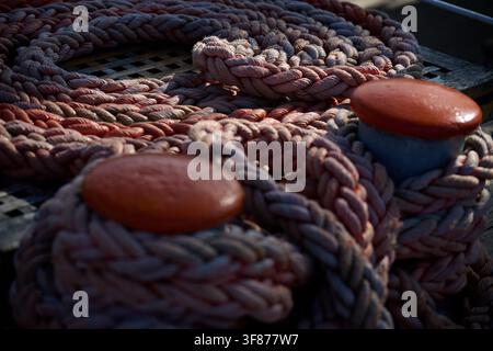Vue rapprochée d'une épaisse corde d'amarrage enroulée sur le pont en bois d'un navire, Gdynia, Poméranie, Pologne, Europe Banque D'Images