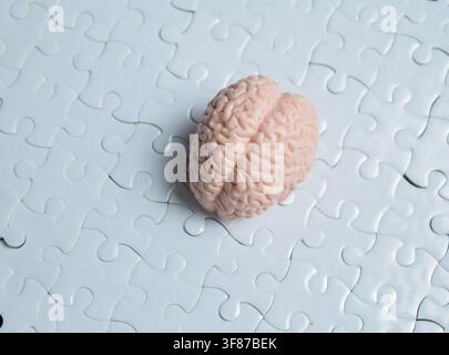 Pièce de puzzle avec cerveau humain pour la fonction cognitive, la résolution de problèmes et la santé mentale. Banque D'Images