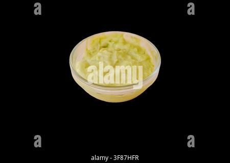 Dip guacamole frais dans un bol en verre transparent avec fond transparent Banque D'Images