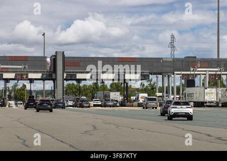 France 27 juillet 2026. File d'attente sur une aire de péage d'autoroute avec voies de paiement électronique sur une autoroute française. Banque D'Images