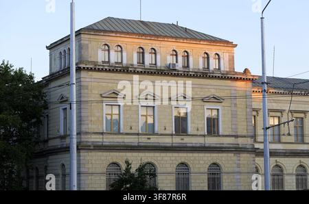 Vue extérieure du bâtiment historique du musée archéologique de Varna en Bulgarie, capturée au coucher du soleil. Bulgarie, Varna, 10 août 2026 Banque D'Images