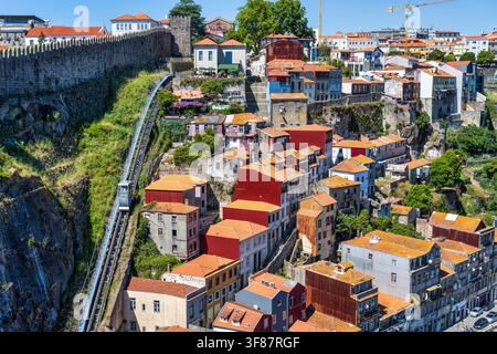 Vue du funiculaire dos Guindais dans le quartier de Ribeira depuis le pont Dom Luís I dans le centre historique de Porto au Portugal, Europe du Sud-Ouest Banque D'Images