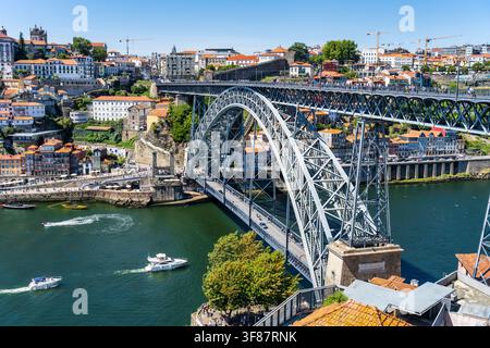 Vue élevée du pont arqué Dom Luís I sur le Douro en direction du quartier de Ribeira de Porto au Portugal, Europe du Sud-Ouest Banque D'Images