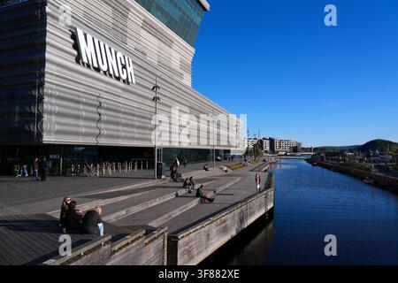 OSLO, NORVÈGE - 7 MAI 2026 : Des gens sont assis devant le musée Munch (norvégien : Munch-museet ou Munchmuseet), musée d'art avec des œuvres d'Edvard Munch à Bjo Banque D'Images