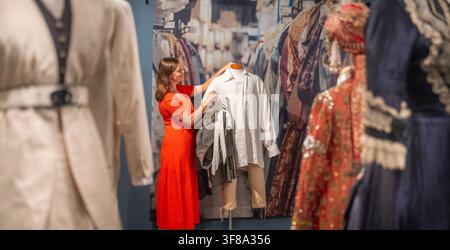 Dovecot Studios, Édimbourg, Écosse, Royaume-Uni. L’emblématique ‚chemise mouillée‘ de Mr Darcy est exposée aux Dovecot Studios à Édimbourg. À partir du lundi 10 août 2026, la célèbre ‚chemise mouillée‘ de Mr Darcy, portée par Colin Firth dans l’acclamée adaptation de 1995 par la BBC de Orgueil et Préjugés de Jane Austen, les Dovecot Studios exposeront pour la première fois en Écosse l’un des costumes les plus mémorables de la télévision britannique. Credit: phil wilkinson/Alamy Live News Banque D'Images