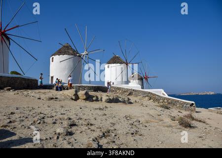 Moulins à vent blancs traditionnels surplombant la mer Égée à Mykonos Ville, île de Mykonos, Cyclades, Égée du Sud, Grèce. Banque D'Images