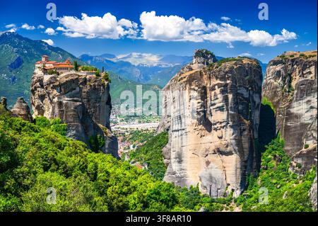 Paysage d'été pittoresque du monastère historique de la Sainte-Trinité construit au sommet d'un pilier de grès spectaculaire à Meteora, en Grèce. Banque D'Images