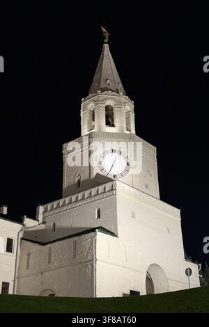 Tour Spasskaya illuminée au Kremlin de Kazan Banque D'Images