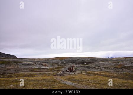 Chemin d'accès depuis la rive menant aux vestiges abandonnés de l'exploitation minière du charbon et à la machinerie délabrée, Kongsfjorden, Svalbard Banque D'Images