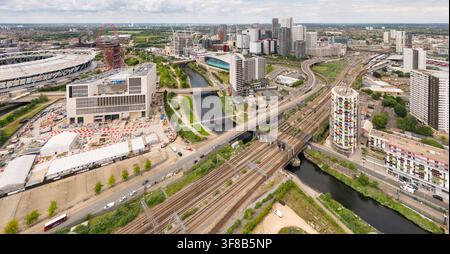 Vue aérienne du Queen Elizabeth Olympic Park à Londres, mettant en vedette l'emblématique London Stadium et l'expansion en cours du campus UCL East. Banque D'Images