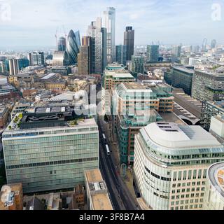 Une vue aérienne du quartier financier de la City de Londres depuis Bishopsgate, mettant en valeur des monuments tels que The Gherkin et 22 Bishopsgate. Banque D'Images