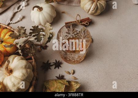 Arrangement de whisky et d'épices sur une table rustique de Thanksgiving.. Banque D'Images