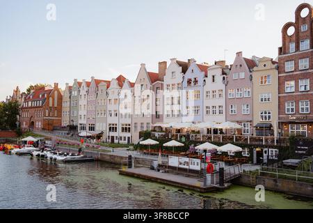 Danzig, Pologne, 07.14.2026, vue panoramique du front de mer de la Motlawa avec des façades historiques colorées à Danzig, Pologne. Photo de stock idéale pour Banque D'Images